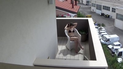 Spioun op meng jonk Matbierger masturbéieren um Balkon